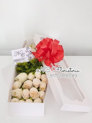 caja de rosas blanca