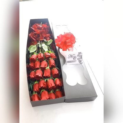 Caja negra en rosas